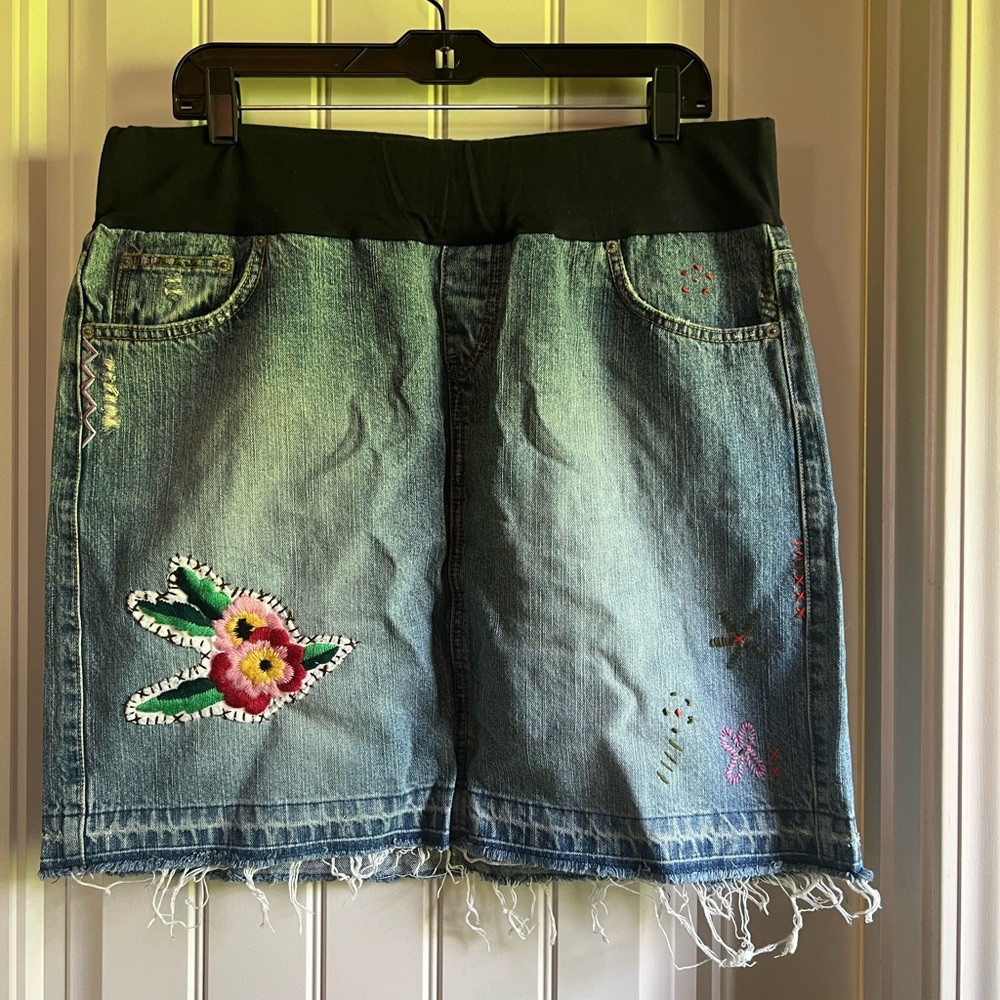 ADORABLE MATERNITY DENIM MINI EMBROIDERED SKIRT!! SIZE LARGE!